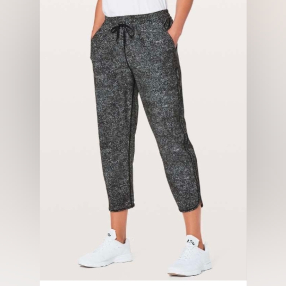 Lululemon Keep It Classic Crop White Noise Alpine White Black Swift Size 8